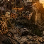 Manarola Italie au coucher du soleil, village et mer des Cinque Terre
