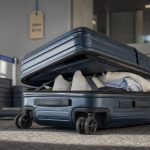 Valise 65 cm en intérieur d’aéroport, mode et roues