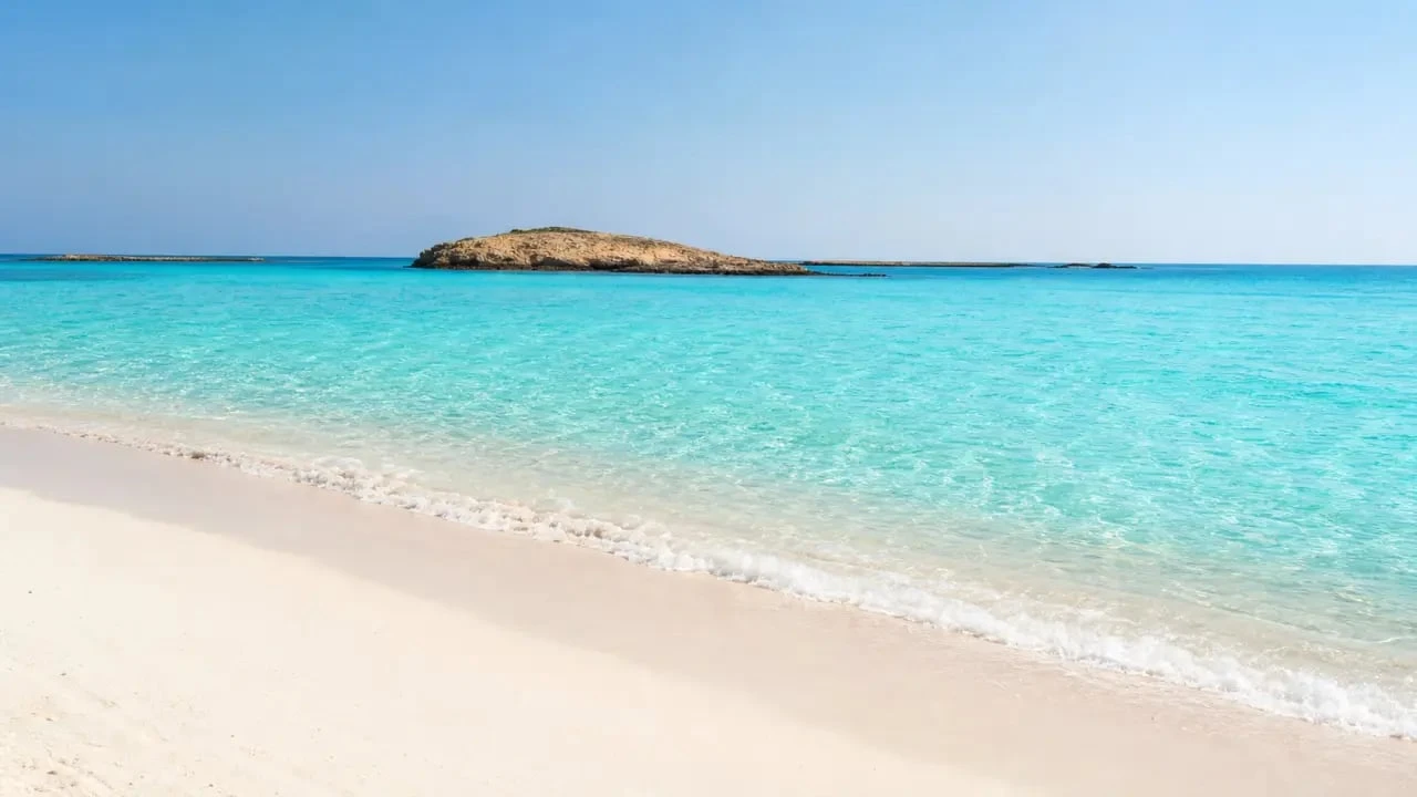 Chypre plage turquoise avec sable clair et eau peu profonde