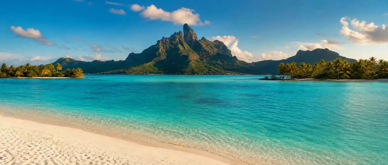 Paysage bora bora avec lagon turquoise, plage de sable blanc et mont Otemanu