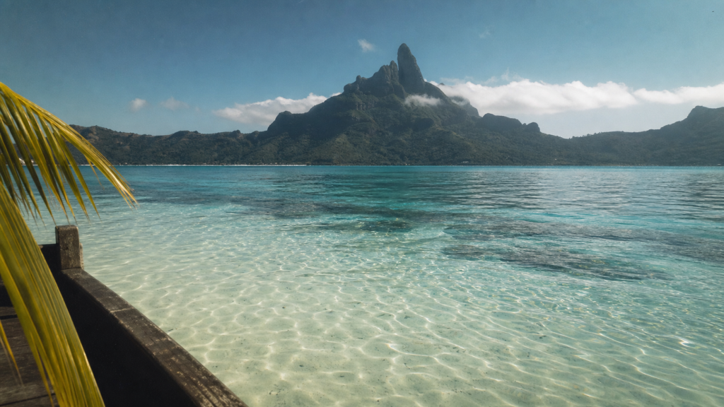 Paysage Bora Bora : lagon turquoise, patates de corail et mont Otemanu