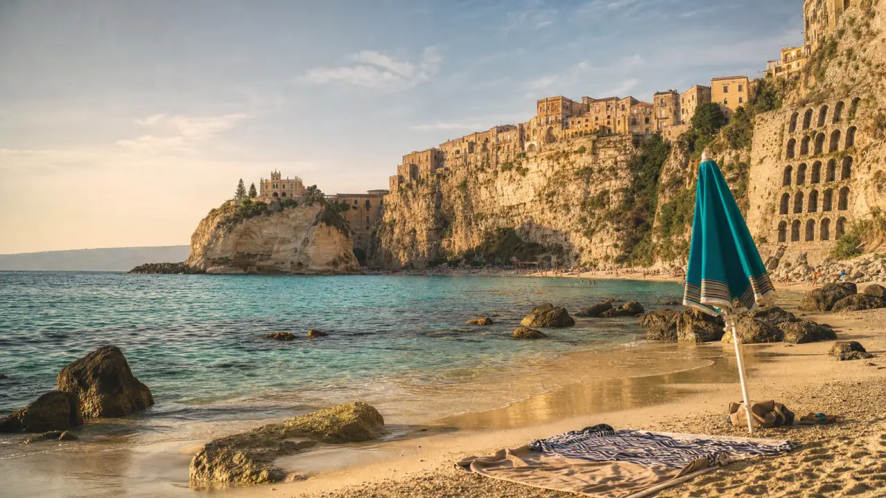 Tropea plage avec eau turquoise et falaises, près du centre historique