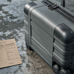 Valise incassable en polypropylène, coins renforcés et roulettes spinner