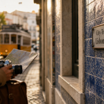 Ville Europe : Lisbonne city-trip, rue pavée et tramway jaune