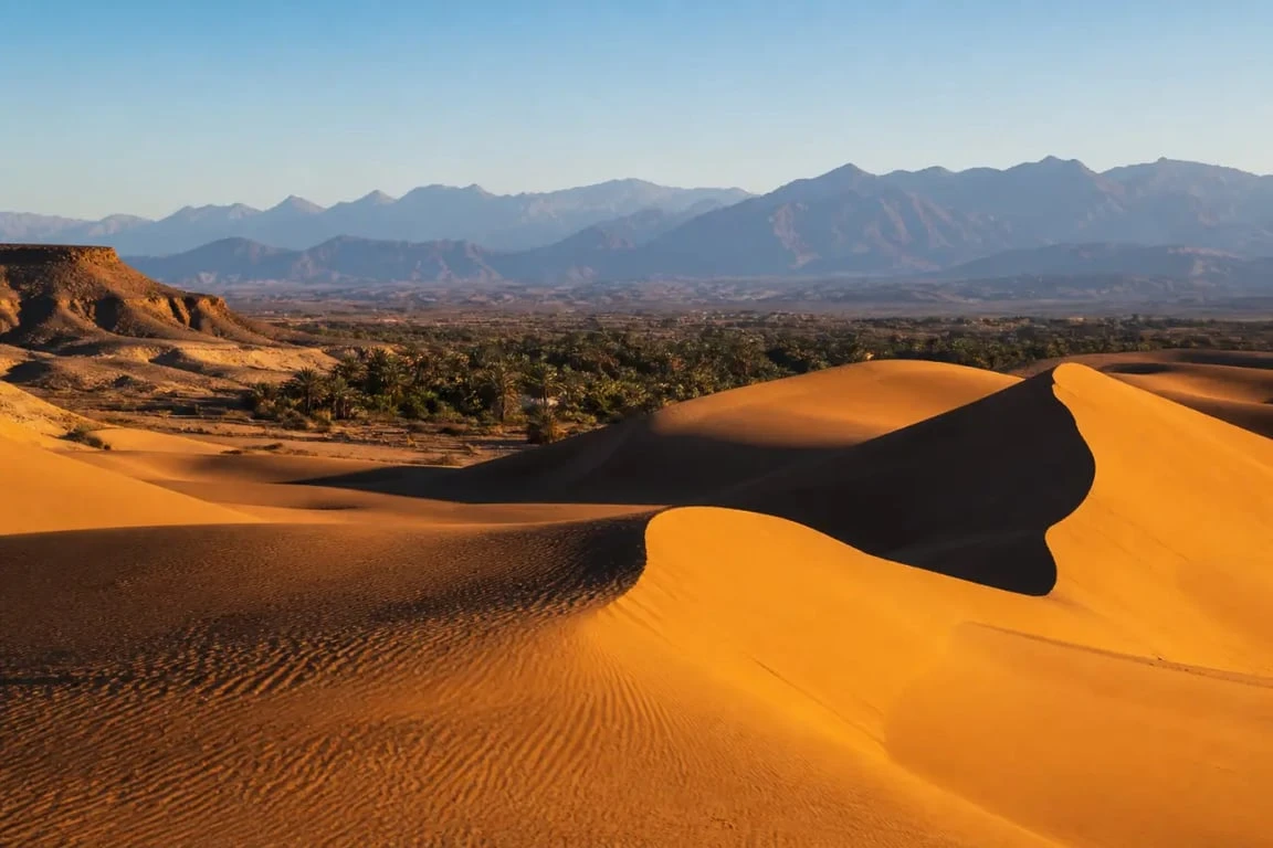 Maroc paysage : dunes de Merzouga, Atlas et oasis sous la lumière du soir
